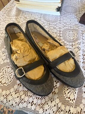 UGG Gerty Mary Jane flats in a black and grey tweed fabric sz10
